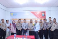 PT PLN Batam kembali bersinergi dengan Polda Kepri terkait kerjasama pengamanan dan pengawalan serta penegakan hukum di lingkungan PT PLN Batam. Kerjasama jasa pengamanan tersebut ditandai dengan penandatanganan Pedoman Kerja Teknis (PKT) antara Polda Kepri dengan PT PLN Batam pada Rabu, 15 November 2023. Foto: PLN Batam untuk INIKEPRI.COM
