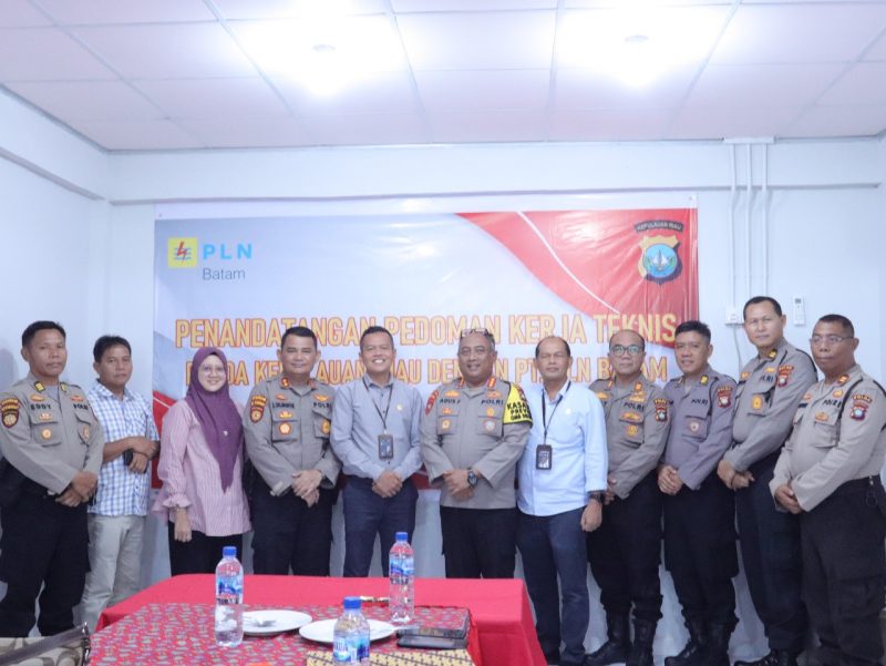 PT PLN Batam kembali bersinergi dengan Polda Kepri terkait kerjasama pengamanan dan pengawalan serta penegakan hukum di lingkungan PT PLN Batam. Kerjasama jasa pengamanan tersebut ditandai dengan penandatanganan Pedoman Kerja Teknis (PKT) antara Polda Kepri dengan PT PLN Batam pada Rabu, 15 November 2023. Foto: PLN Batam untuk INIKEPRI.COM
