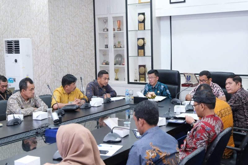 Penjabat Wali Kota Tanjungpinang Hasan, S.Sos menyampaikan pentingnya jajaran OPD di lingkungan Pemerintah Kota Tanjungpinang untuk memperhatikan aspek kesejahteraan sosial, peningkatan pelayanan umum, dan efektivitas penggunaan anggaran dalam penyusunan program dan kegiatan yang dibiayai melalui APBD. Foto: Diskominfo Tanjungpinang 
