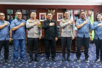 Gubernur Kepulauan Riau H. Ansar Ahmad sambut kedatangan Kepala Pusat Sejarah Kepolisian Republik Indonesia (Kapusjarah Polri RI) Brigjen Pol Hari Nugroho beserta para anggota Pusjarah Polri RI di Kantor Gubernur Kepri, Ruang Kerja Gubernur Kepri, Lantai 4, Dompak, Tanjungpinang, Kamis (16/11/2023). Foto:Diskominfo Kepri 