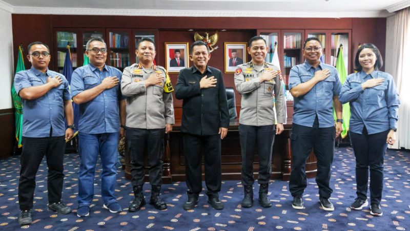 Gubernur Kepulauan Riau H. Ansar Ahmad sambut kedatangan Kepala Pusat Sejarah Kepolisian Republik Indonesia (Kapusjarah Polri RI) Brigjen Pol Hari Nugroho beserta para anggota Pusjarah Polri RI di Kantor Gubernur Kepri, Ruang Kerja Gubernur Kepri, Lantai 4, Dompak, Tanjungpinang, Kamis (16/11/2023). Foto:Diskominfo Kepri 