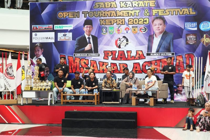 Wakil Wali Kota Batam Amsakar Achmad secara resmi menutup kegiatan Saba Karate, Open Tournament dan Festival Kepri 2023 Piala Amsakar Achmad pada Minggu (5/11/2023). Foto: INIKEPRI.COM 