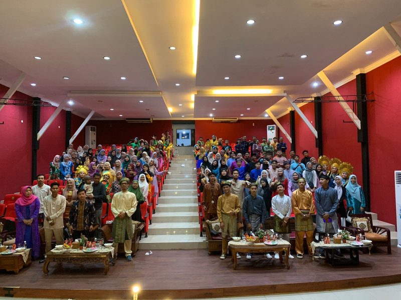 Asisten I  Pemerintahan dan Kesejahteraan Rakyat Pemerintah Kota Tanjungpinang Muhammad Yatim menghadiri malam puncak peringatan Hari Ulang Tahun ke-11 Himpunan Mahasiswa Kundur (HIMK) Tanjungpinang-Bintan di Gedung Kesenian Aisyah Sulaiman, Jum'at (18/11/2023) malam. Foto: Diskominfo Tanjungpinang 