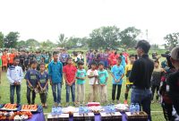 Wakil Wali Kota Batam Amsakar Achmad menutup secara resmi Liga Silaturahmi Batam di Lapangan Bola Mangsang, Piayu, Kota Batam, pada Minggu (19/11/2023) pagi. Foto: INIKEPRI.COM
