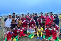 Para pemain PS Batam dan wakil wali kota Batam Amsakar Achmad serta Staf kepelatihan berfoto bersama setelah pertandingan final Soeratin Cup U-17 zona Kepri. Foto: INIKEPRI.COM 