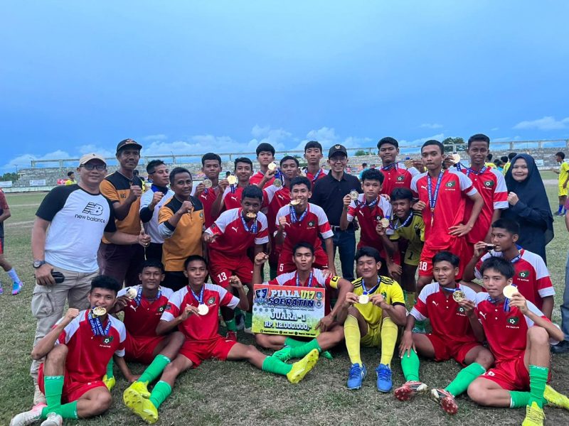 Para pemain PS Batam dan wakil wali kota Batam Amsakar Achmad serta Staf kepelatihan berfoto bersama setelah pertandingan final Soeratin Cup U-17 zona Kepri. Foto: INIKEPRI.COM 