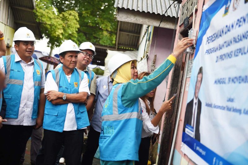 Sebanyak 22 KK di Desa Panglong, Minggu (19/11/2023) kini menikmati listrik selama 24 jam. PT PLN (Persero) berhasil menyalurkan program Bantuan Pasang Baru Listrik (BPBL) secara gratis dari Kementerian Energi dan Sumber Daya Mineral (ESDM) Republik Indonesia yang bekerjasama Dengan PT. PLN Persero sebagai pelaksana. Foto: Diskominfo Kepri 