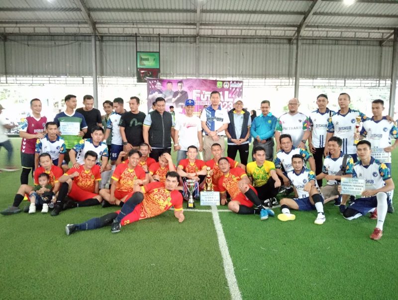 Sekda Kota Tanjungpinang, Zulhidayat, S.Hut, resmi menutup turnamen futsal antar OPD Pemko Tanjungpinang, di Lapangan Futsal Junior, Batu 5, Minggu (19/11/2023). Foto: Diskominfo Tanjungpinang 