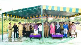Gubernur Kepulauan Riau Ansar Ahmad silaturahmi dengan ratusan masyarakat Desa Merawang Kabupaten Lingga sudah duduk menunggu di sebuah tenda besar yang disiapkan di halaman sekolah SMKN 2 Lingga. Foto: Diskominfo Kepri 