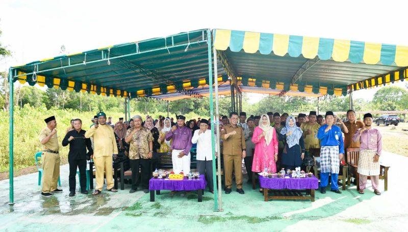Gubernur Kepulauan Riau Ansar Ahmad silaturahmi dengan ratusan masyarakat Desa Merawang Kabupaten Lingga sudah duduk menunggu di sebuah tenda besar yang disiapkan di halaman sekolah SMKN 2 Lingga. Foto: Diskominfo Kepri 