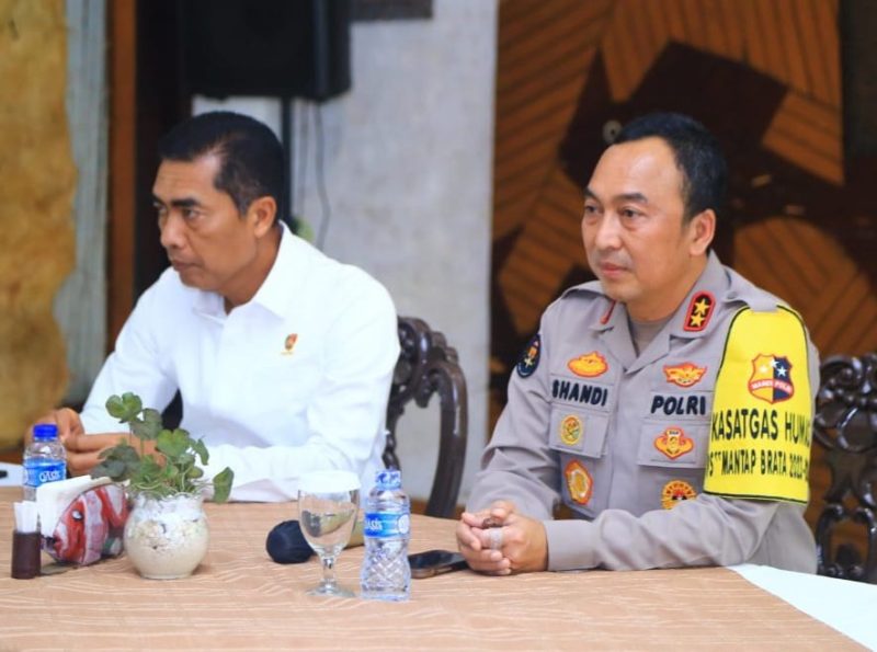 Kadiv Humas Polri Irjen Sandi Nugroho dan Kabareskrim Polri Komjen Wahyu Widada menghadiri acara Piramida (Ngopi Bareng Pimpinan Media), di Restoran Pulau Dua, Senayan, Jakarta, Senin (20/11/2023). Foto: Dok. Humas Polri