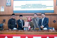 Penjabat (Pj.) Wali Kota Tanjunginang, Hasan, S.Sos menyampaikan Rancangan Peraturan Daerah (Ranperda) Anggaran Pendapatan Belanja Daerah (APBD) Tahun Anggaran 2024, pada rapat Paripurna DPRD Kota Tanjungpinang, di ruang rapat DPRD, Senin (20/11/2023). Foto: Humprofoto Tanjungpinang 