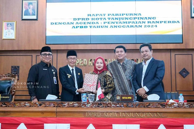 Penjabat (Pj.) Wali Kota Tanjunginang, Hasan, S.Sos menyampaikan Rancangan Peraturan Daerah (Ranperda) Anggaran Pendapatan Belanja Daerah (APBD) Tahun Anggaran 2024, pada rapat Paripurna DPRD Kota Tanjungpinang, di ruang rapat DPRD, Senin (20/11/2023). Foto: Humprofoto Tanjungpinang