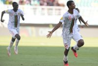 Pesepak bola Timnas Mali Mahamoud Barry (kanan) melakukan selebrasi usai mencetak gol di gawang Timnas Meksiko dalam babak 16 besar Piala Dunia U-17 2023 di Stadion Gelora Bung Tomo, Surabaya, Jawa Timur, Selasa (21/11/2023). Tmnas Mali menang atas Meksiko dengan skor 5-0. Foto: ANTARA/Ari Bowo Sucipto/rwa.