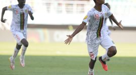 Pesepak bola Timnas Mali Mahamoud Barry (kanan) melakukan selebrasi usai mencetak gol di gawang Timnas Meksiko dalam babak 16 besar Piala Dunia U-17 2023 di Stadion Gelora Bung Tomo, Surabaya, Jawa Timur, Selasa (21/11/2023). Tmnas Mali menang atas Meksiko dengan skor 5-0. Foto: ANTARA/Ari Bowo Sucipto/rwa.