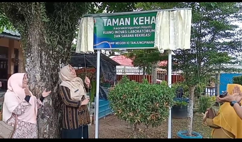 Kepala Dinas Pendidikan (Disdik) Kota Tanjungpinang Endang Susilawati menghadiri peresmian taman keragaman hayati atau taman Kehati di Sekolah Menengah Pertama Negeri (SMPN) 10 Tanjungpinang, Selasa (21/11/2023). Foto: Diskominfo Tanjungpinang