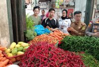 Pj Wali Kota Tanjungpinang Hasan saat melakukan kunjungan di salah satu pasar. Foto: Diskominfo Tanjungpinang 