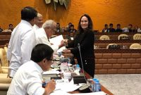 Cen Sui Lan Anggota Komisi V DPR RI Fraksi Golkar Dapil Kepri menyerahkan data-data dan beberapa usulan prioritas pembangunan megaproyek kepada Menteri PUPR RI Basuki Hadimulyono, pada saat Raker Komisi V DPR RI Senayan Jakarta, Senin (20/11/2023). Foto: Istimewa 