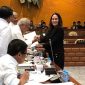 Cen Sui Lan Anggota Komisi V DPR RI Fraksi Golkar Dapil Kepri menyerahkan data-data dan beberapa usulan prioritas pembangunan megaproyek kepada Menteri PUPR RI Basuki Hadimulyono, pada saat Raker Komisi V DPR RI Senayan Jakarta, Senin (20/11/2023). Foto: Istimewa 