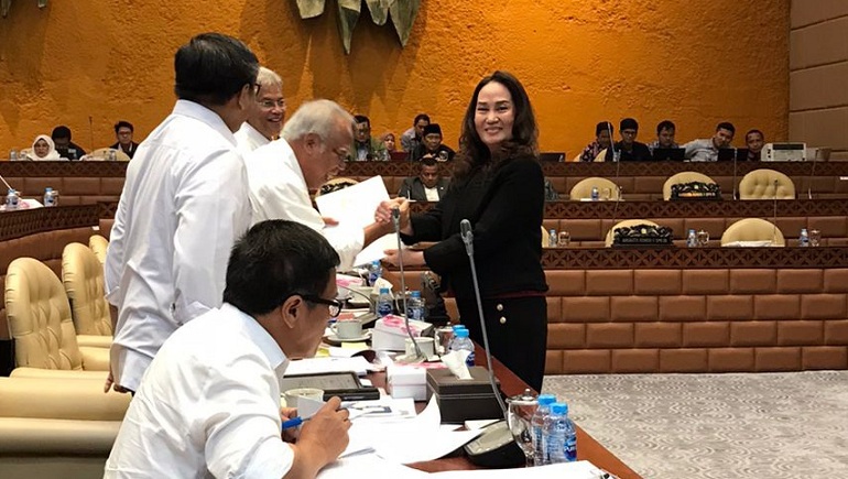 Cen Sui Lan Anggota Komisi V DPR RI Fraksi Golkar Dapil Kepri menyerahkan data-data dan beberapa usulan prioritas pembangunan megaproyek kepada Menteri PUPR RI Basuki Hadimulyono, pada saat Raker Komisi V DPR RI Senayan Jakarta, Senin (20/11/2023). Foto: Istimewa 