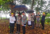 Cen Sui Lan (kiri), anggota fraksi golkar di dpr dapil kepri turun ke tanjung banon di rempang, batam, bareng diana kusumastuti, dirjen cipta karya kementerian pupr melihat lokasi sekaligus site plan keperluan sarpras di lokasi relokasi proyek rempang eco city. Foto: Istimewa 