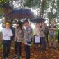 Cen Sui Lan (kiri), anggota fraksi golkar di dpr dapil kepri turun ke tanjung banon di rempang, batam, bareng diana kusumastuti, dirjen cipta karya kementerian pupr melihat lokasi sekaligus site plan keperluan sarpras di lokasi relokasi proyek rempang eco city. Foto: Istimewa 