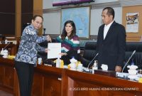Menteri Komunikasi dan Informatika Budi Arie Setiadi (kiri) usai Rapat Kerja Pembicaraan Tingkat I untuk Pengambilan Keputusan terhadap RUU Perubahan kedua UU ITE di Gedung Nusantara II, Jakarta, Rabu (22/11/2023). Foto: Biro Humas Kementerian Kominfo