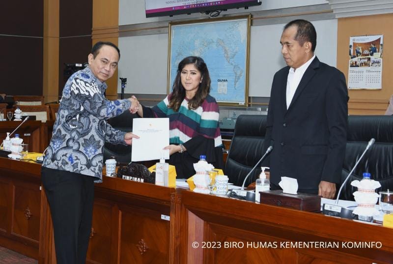Menteri Komunikasi dan Informatika Budi Arie Setiadi (kiri) usai Rapat Kerja Pembicaraan Tingkat I untuk Pengambilan Keputusan terhadap RUU Perubahan kedua UU ITE di Gedung Nusantara II, Jakarta, Rabu (22/11/2023). Foto: Biro Humas Kementerian Kominfo