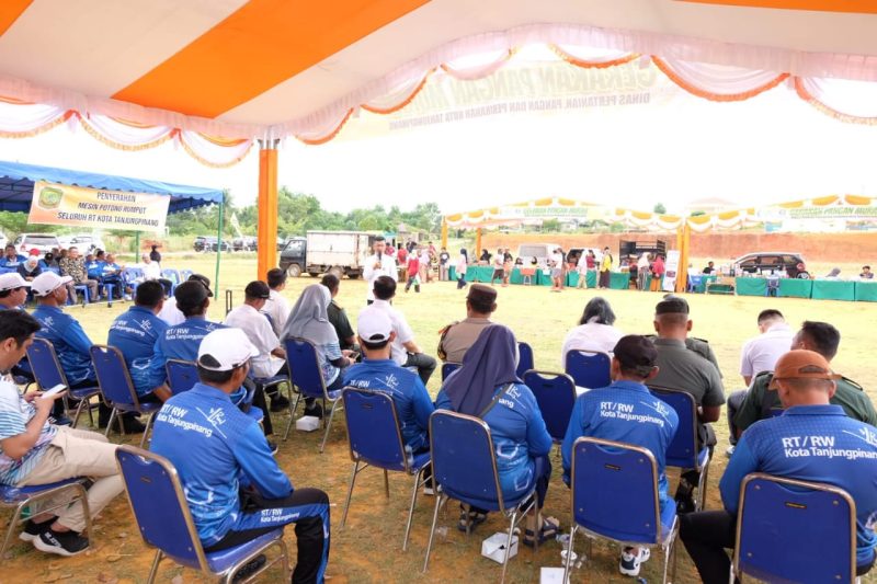 Penjabat Wali Kota Tanjungpinang Hasan, S.Sos mengingatkan seluruh perangkat RT/RW untuk bersikap netral dalam pelaksanaan Pemilihan Umum (Pemilu) legislatif, Pemilihan Presiden, dan Pemilihan Kepala Daerah. Demikian disampaikan Hasan di sela pelaksanaan kegiatan Gerakan Pasar Murah (GPM) di lapangan Abdul Madjid, Kelurahan Batu IX, Rabu (22/11/2023). Foto: Diskominfo Tanjungpinang