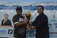 Muhamad Kadri menyerahkan trophy. Foto: INIKEPRI.COM