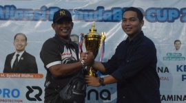 Muhamad Kadri menyerahkan trophy. Foto: INIKEPRI.COM