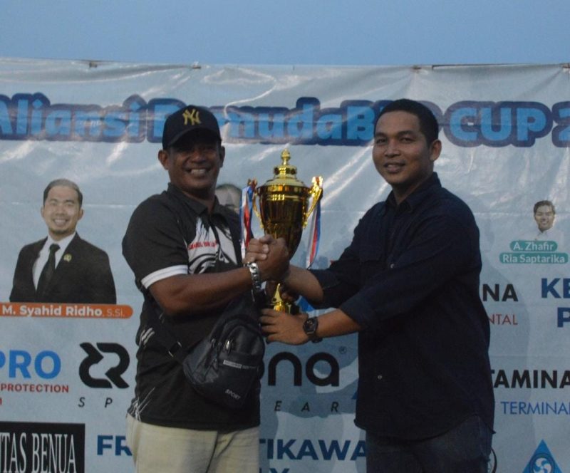 Muhamad Kadri menyerahkan trophy. Foto: INIKEPRI.COM