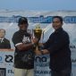 Muhamad Kadri menyerahkan trophy. Foto: INIKEPRI.COM