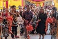 Peresmian Outlet ke-18 D'style salon ini ditandai dengan pemotongan pita oleh Renta Yesika Mawar Tampubolon direktur D'style salon, dan manajemen serta didampingi oleh Seto Tjahjono Kepala BPJS Ketenagakerjaan Cabang Batam Sekupang. Foto: INIKEPRI.COM