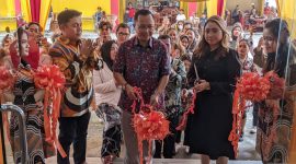 Peresmian Outlet ke-18 D'style salon ini ditandai dengan pemotongan pita oleh Renta Yesika Mawar Tampubolon direktur D'style salon, dan manajemen serta didampingi oleh Seto Tjahjono Kepala BPJS Ketenagakerjaan Cabang Batam Sekupang. Foto: INIKEPRI.COM