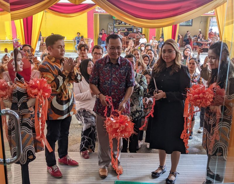Peresmian Outlet ke-18 D'style salon ini ditandai dengan pemotongan pita oleh Renta Yesika Mawar Tampubolon direktur D'style salon, dan manajemen serta didampingi oleh Seto Tjahjono Kepala BPJS Ketenagakerjaan Cabang Batam Sekupang. Foto: INIKEPRI.COM
