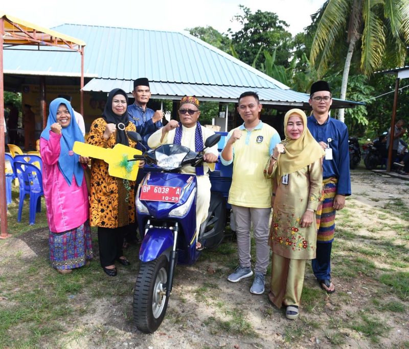 Ketua TP-PKK Provinsi Kepulauan Riau Hj. Dewi Kumalasari Ansar menyerahkan bantuan berupa 1 unit Kendaraan Bermotor Roda 3 kepada masyarakat Sei Nam Kijang, Kabupaten Bintan, Jumat (24/11). Foto: Diskominfo Kepri 