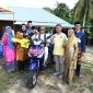 Ketua TP-PKK Provinsi Kepulauan Riau Hj. Dewi Kumalasari Ansar menyerahkan bantuan berupa 1 unit Kendaraan Bermotor Roda 3 kepada masyarakat Sei Nam Kijang, Kabupaten Bintan, Jumat (24/11). Foto: Diskominfo Kepri 