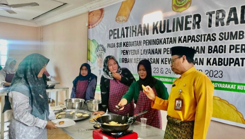 Dinas Pemberdayaan Perempuan, Perlindungan Anak, dan Pemberdayaan Masyarakat (DP3APM) Kota Tanjungpinang memberikan pelatihan kuliner kepada 75 orang perempuan rentan dan miskin. Foto: Diskominfo Tanjungpinang
