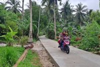 Masyarakat Desa Sungai Ulu dan Desa Sepempang, Kecamatan Bunguran Timur, Natuna melintasi jalan mulus dari pembangunan dana aspirasi Cen Sui Lan. Foto: Istimewa 