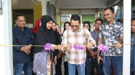 Wakil Wali Kota Batam Amsakar Achmad mengguting pita sebagai tanda beroperasinya rumah makan Melayu Datin Selvi Fitriani. Foto: INIKEPRI.COM