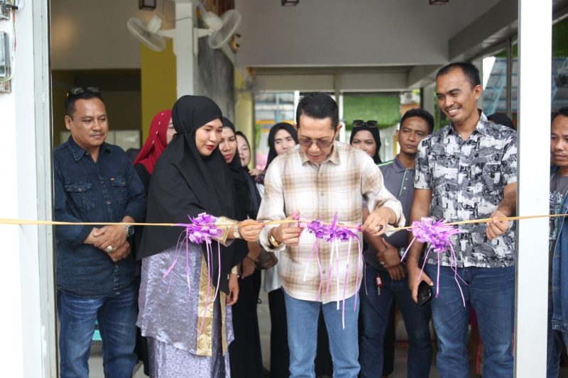 Wakil Wali Kota Batam Amsakar Achmad mengguting pita sebagai tanda beroperasinya rumah makan Melayu Datin Selvi Fitriani. Foto: INIKEPRI.COM