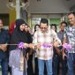 Wakil Wali Kota Batam Amsakar Achmad mengguting pita sebagai tanda beroperasinya rumah makan Melayu Datin Selvi Fitriani. Foto: INIKEPRI.COM