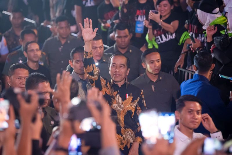 Presiden Joko Widodo (tengah) melambaikan tangan saat menghadiri puncak peringatan Hari Guru Nasional 2023 di Indonesia Arena, Senayan, Jakarta, Sabtu (25/11/2023). Peringatan tersebut bertemakan Bergerak Bersama Rayakan Merdeka Belajar. Foto: ANTARA/M Risyal Hidayat/YU