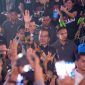 Presiden Joko Widodo (tengah) melambaikan tangan saat menghadiri puncak peringatan Hari Guru Nasional 2023 di Indonesia Arena, Senayan, Jakarta, Sabtu (25/11/2023). Peringatan tersebut bertemakan Bergerak Bersama Rayakan Merdeka Belajar. Foto: ANTARA/M Risyal Hidayat/YU