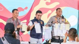 (kiri- kanan) Wakasatgas Pamwil Jateng, Kombes Pol Subagio, Kasubsatgas Gakkum (Penegakan Hukum), Kombes Muhammad Anwar Nasir, dan Kapolresta Surakarta, Kombes Pol Iwan Saktiadi melakukan konferensi pers di Informasi Center Piala Dunia U-17 Surakarta, Sabtu (25/11/2023). Foto: Agus Siswanto InfoPublik.
