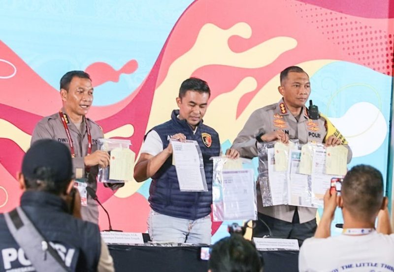 (kiri- kanan) Wakasatgas Pamwil Jateng, Kombes Pol Subagio, Kasubsatgas Gakkum (Penegakan Hukum), Kombes Muhammad Anwar Nasir, dan Kapolresta Surakarta, Kombes Pol Iwan Saktiadi melakukan konferensi pers di Informasi Center Piala Dunia U-17 Surakarta, Sabtu (25/11/2023). Foto: Agus Siswanto InfoPublik.