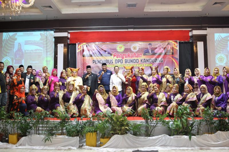 Bundo Kanduang PKPS Kota Batam periode 2023-2028 dikukuhkan. Foto: INIKEPRI.COM