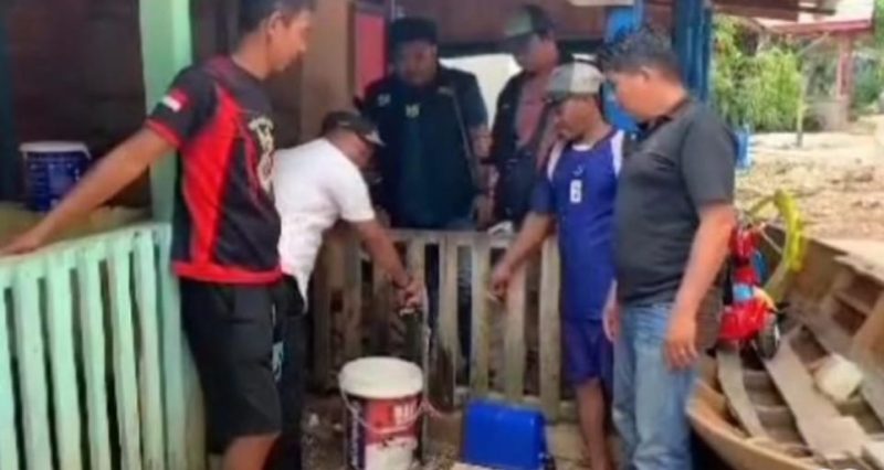 Cen Sui Lan, Anggota Komisi V DPR RI Fraksi Golkar Dapil Kepri mengalokasikan dana aspirasinya untuk pembangunan Pamsimas, dari program PISEW tahun anggaran 2023 di Lingga. Kini, warga Desa Mentuda dan Posek sudah bisa menikmati air bersih. Foto: istimewa