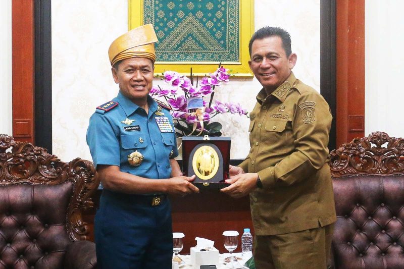 Gubernur Kepulauan Riau Ansar Ahmad bersilaturahmi dengan Panglima Komando Gabungan Wilayah Pertahanan (Pangkogabwilhan) I, Laksamana Madya TNI Agus Hariadi di Gedung Daerah Provinsi Kepri, Senin (27/11/2023). Foto: Diskominfo Kepri 